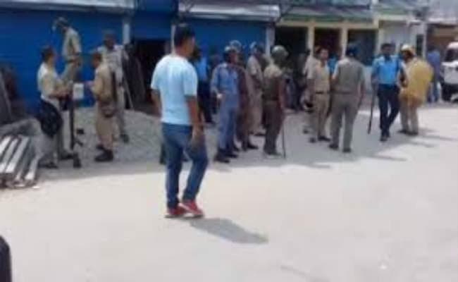 भाजपा एजेंट को किया बाहर, विरोध करने पर मारपीट