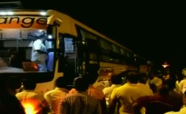 VIDEO कर्नाटक: बस बदलकर हैदराबाद पहुंचे कांग्रेस-जेडीएस के विधायक