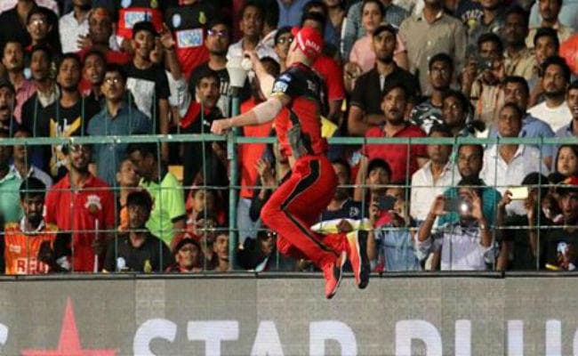 IN PICS: ''सुपरमैन'' की तरह हवा में उछले एबी डिविलियर्स, लपका अद्भुत कैच