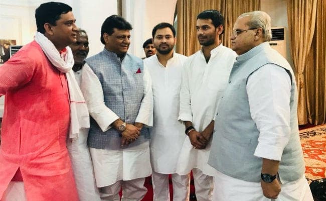 कांग्रेस के प्रदेश अध्यक्ष कौकब कादरी के साथ राज्यपाल से मिले तेजस्वी यादव, कहा- हमें मिले मौका, सिद्ध कर देंगे बहुमत