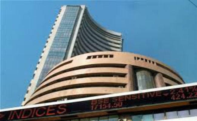 विदेशी पूंजी निकासी, कच्चे तेल की बढ़ती कीमतों से सेंसक्स गिरा