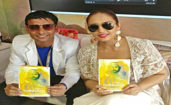 मंदिरों में नक्काशी का काम करने वाले मुसलिम कारीगर की कहानी है ''नक्काश''