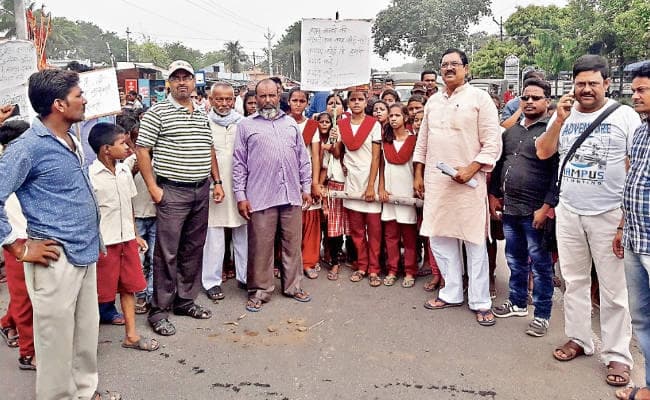 चिरकुंडा : विद्यालय विलय के खिलाफ जब बच्चों ने किया जीटी रोड जाम