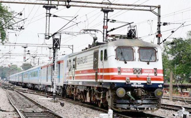 अब ट्रेनों में एटीएम कार्ड से खरीद सकेंगे भोजन, वेंडरों को दी जायेगी प्वाइंट ऑफ सेल मशीन