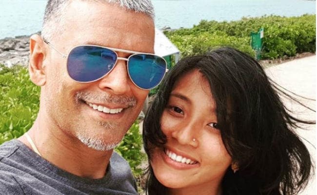 हनीमून मनाने पत्‍नी अंकिता संग ''हवाई'' पहुंचे मिलिंद सोमन, तसवीरें