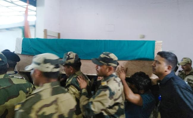 IN PICS : जम्मू-कश्मीर से ताबूत में झारखंड पहुंचा गिरिडीह का लाल सीताराम