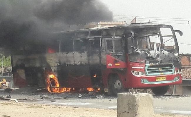 इलाहाबाद से बैद्यनाथ धाम जा रही टूरिस्ट बस में अचानक लगी आग, उसके बाद...