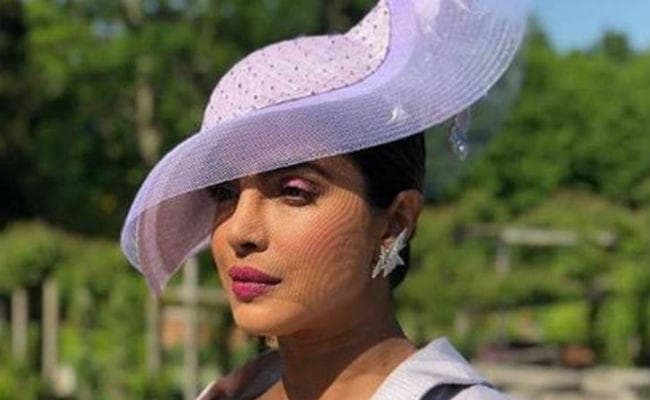 IN PICS : प्रिंस हैरी और मेगन मार्कल की शाही शादी में इस अंदाज में शामिल हुईं प्रियंका चोपड़ा