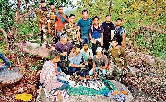 दो PLFI उग्रवादी गिरफ्तार, हथियार और मोबाइल बरामद