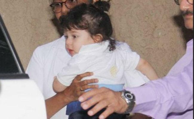 बिलकुल बेबी करीना की तरह नजर आये तैमूर