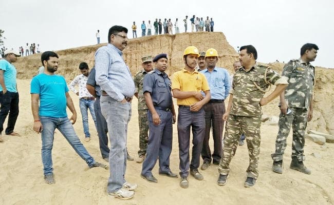 पत्थर खदान धंसने से झारखंड में एक दर्जन लोग दबे