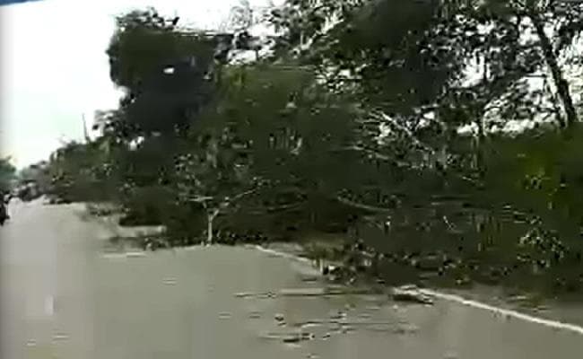 VIDEO : बिहार के कई जिलों में देर रात तेज हवा के साथ झमाझम बारिश, सीवान में भारी नुकसान