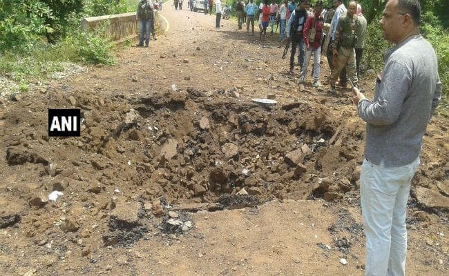 छत्तीसगढ़ के दंतेवाड़ा में बड़ा नक्सली हमला, IED ब्लास्ट में उड़ा जवानों का वाहन, 7 शहीद