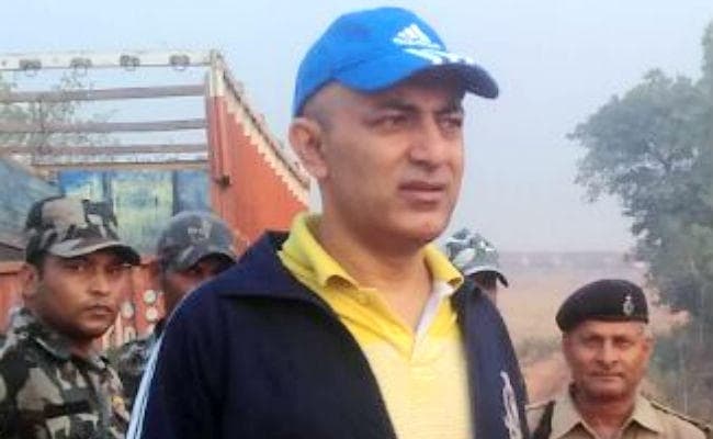 DM के सुरक्षाकर्मियों पर बालू माफिया ने किया हमला, तीन जवान घायल, आरोपित खुद को बता रहा सेना का जवान