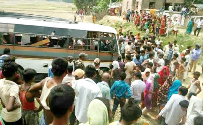 दरभंगा : बाइक सवार को बचाने में गड्ढे में पलट गयी बस, चार यात्रियों की मौत, तीन दर्जन से ज्यादा घायल