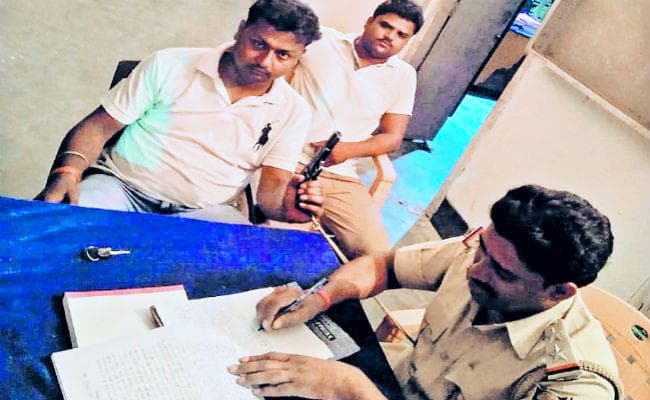 दारोगा की सरकारी पिस्टल लेकर जदयू के छात्र नेता ने लहरायी पिस्टल, वायरल हुई तस्वीर