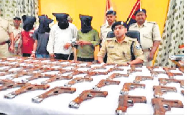 कोलकाता से अर्द्धनिर्मित हथियार लेकर मुंगेर पहुंचे चार तस्कर गिरफ्तार