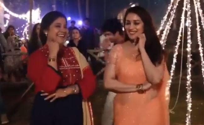 VIDEO: 23 साल बाद साथ दिखी माधुरी दीक्षित-रेणुका शहाणे, ”लो चली मैं…” गाने पर किया जबरदस्त डांस