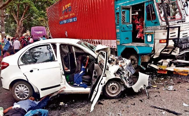 लोहरदगा : लड़का देखने जा रहे रांची के पांच लोगों की कुड़ू में कार और ट्रक के बीच हुई टक्कर से मौत