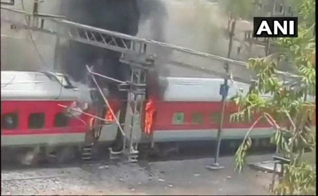 ग्वालियर के निकट आंध्रप्रदेश एक्सप्रेस की  चार बोगियों में आग लगी