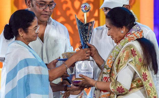 ममता बनर्जी ने आशा भोसले को बंगाल के सर्वोच्च पुरस्कार से किया सम्मानित
