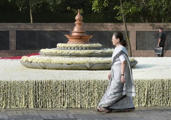 27वीं पुण्यतिथि पर सोनिया और राहुल ने पूर्व प्रधानमंत्री राजीव गांधी को दी श्रद्धांजलि, देखें तसवीरें