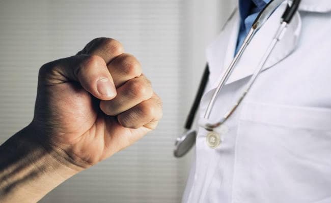 अस्‍पताल मे चिकित्‍सक से मारपीट, विरोध में चिकित्‍सकों ने किया काम बंद