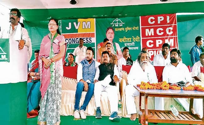 झारखंड : गरीबों की गाढ़ी कमाई लुटा रही सरकार : हेमंत सोरेन