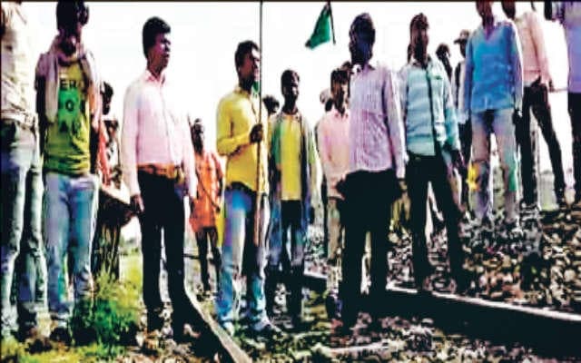 सरना धर्म को मान्यता दिलाने के लिए आदिवासियों ने ट्रेनें रोकी