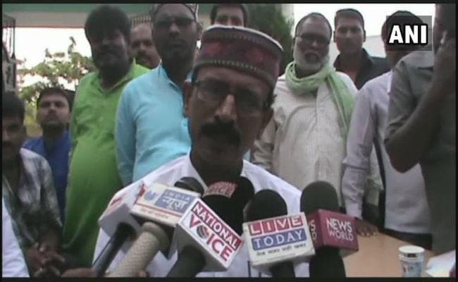 सपा नेता ने कहा, महिलाओं के कपड़े ऐसे हों, ताकि उससे अश्लीलता ना झलके, अन्यथा रेप नहीं रूकेंगे