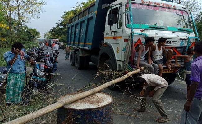 रेप की कोशिश करते रंगेहाथ पकड़े गये आरोपित को छोड़ने पर बढ़ा विवाद, स्थानीय लोगों ने जाम की सड़क