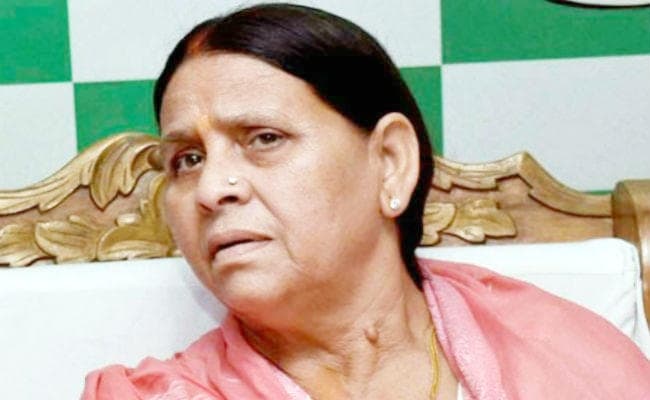मनी लॉंड्रिंग मामला : लालू के मुंबई रवाना होने से पहले राबड़ी आवास पहुंची सीबीआई, की पूछताछ