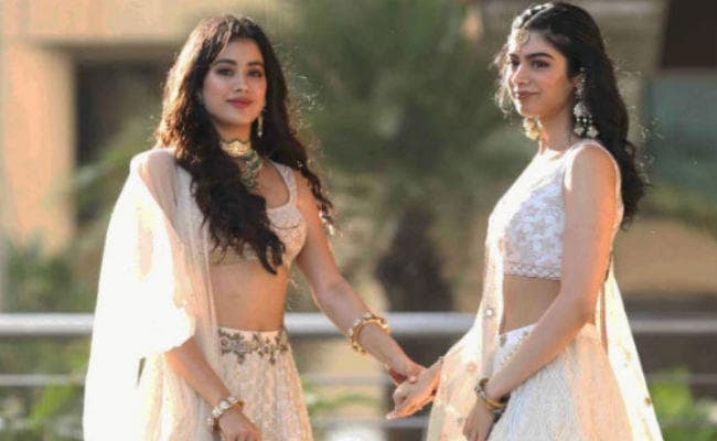 फ्रेंड के साथ स्‍पॉट की गई श्रीदेवी की छोटी बेटी खुशी कपूर, PHOTO