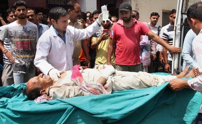 सीमा पर आठवें दिन भी गोलीबारी, पांच घायल; विरोध में जला पाकिस्तानी झंडा