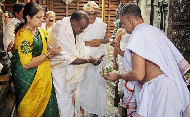 शृंगेरी शारदा मंदिर में कुमारास्वामी ने टेका मत्था, कहा-गठबंधन सरकार चलाना बड़ी चुनौती