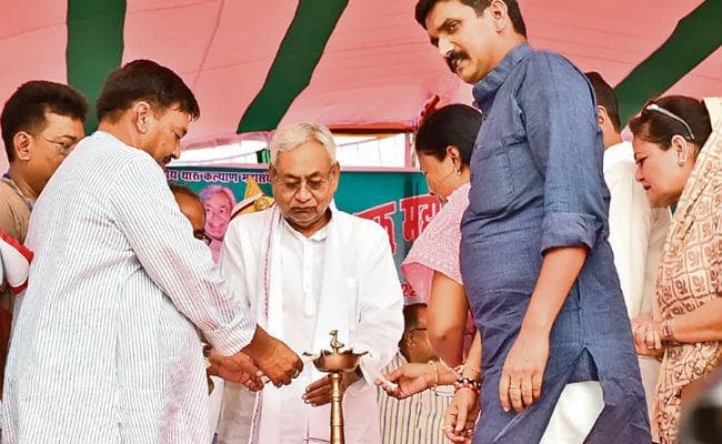 बिहार : थारु महाधिवेशन में जब सीएम ने कहा, चंपारण से हैं लगाव, साल में जरूर आता हूं एक बार