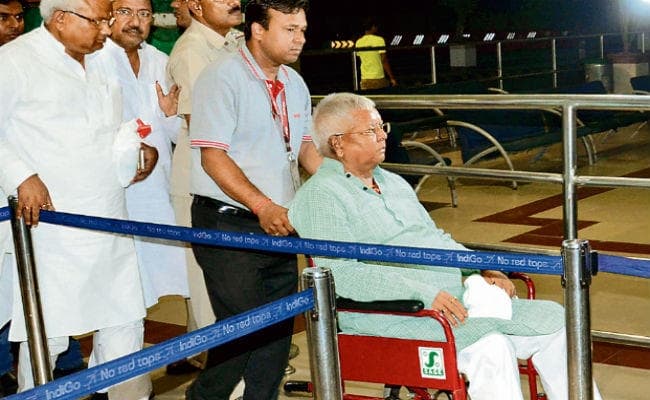 बिहार :  इलाज के लिए लालू मुंबई रवाना, साथ में भोला-मीसा भी गये