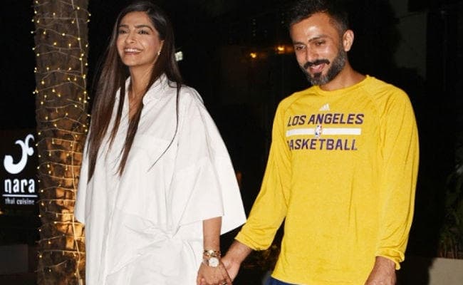 सोनम कपूर पति आनंद संग इस अंदाज में आईं नजर, PHOTO