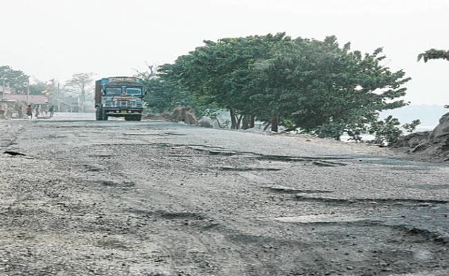 ये हैं नगर निगम की सड़कें, गड्डे पत्थरों के बीच चलने को हैं मजबूर