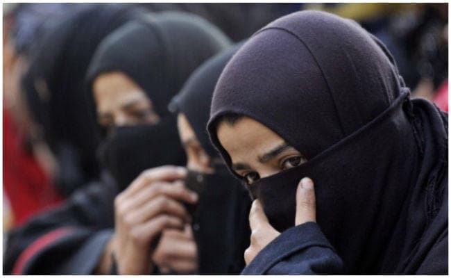 हिजाब हटाओ, तब देंगे पैसे... बिहार के बैंक में लड़की और कर्मी के बीच बहस, वायरल वीडियो पर सामने आई सफाई