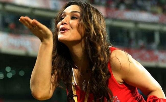 VIDEO: प्रीति जिंटा को मिला फैन से गिफ्ट, बदले में अभिनेत्री ने किया फ्लाइंग KISS