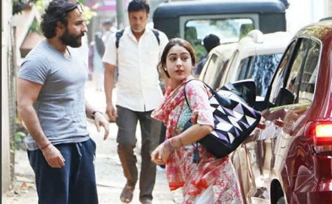 PHOTO: पापा सैफ के साथ डायरेक्‍टर के घर के बाहर दिखीं सारा अली खान