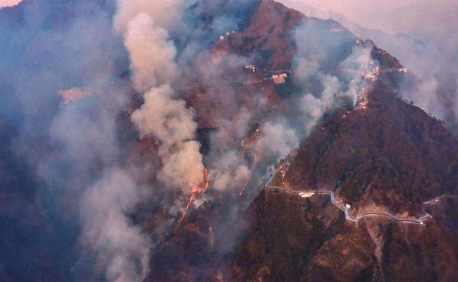 VIDEO : सेना ने हेलीकॉप्टरों से जम्‍मू-कश्‍मीर के जंगलों में लगी आग बुझायी, वैष्णो देवी यात्रा बहाल