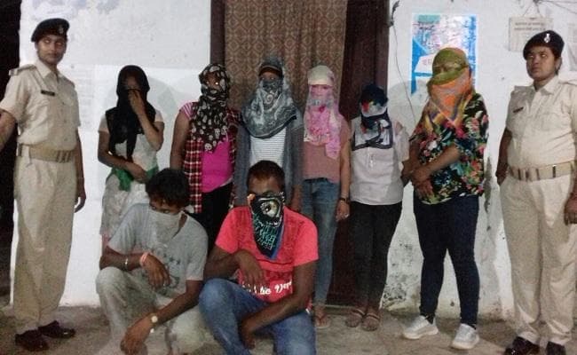 मानव तस्करी के लिये ले जा रहे 6 लड़कियों व दो युवकों को एसएसबी ने पकड़ा