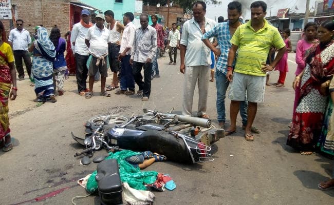 IN PICS : बोकारो में ट्रक ने बाइक को रौंदा, दो बच्चों की मौत, भीड़ ने पुलिस को दौड़ाया