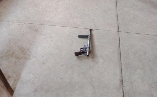 झारखंड : वनांचल ग्रामीण बैंक लूटने आये तीन अपराधी हथियार छोड़कर भागे