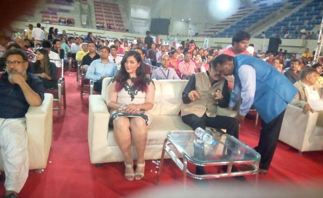 VIDEO : फिल्मी सितारों से जगमगाया रांची का खेलगांव, इंटरनेशनल फिल्म फेस्टिवल का हुआ रंगारंग आगाज