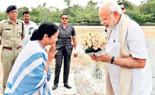शांतिनिकेतन : .....जब प्रधानमंत्री मोदी ने ममता को कीचड़ की ओर से जाने से रोका