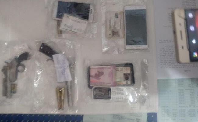 तीन कुख्यात डकैत खलारी से गिरफ्तार, हथियार एवं गोलियां बरामद