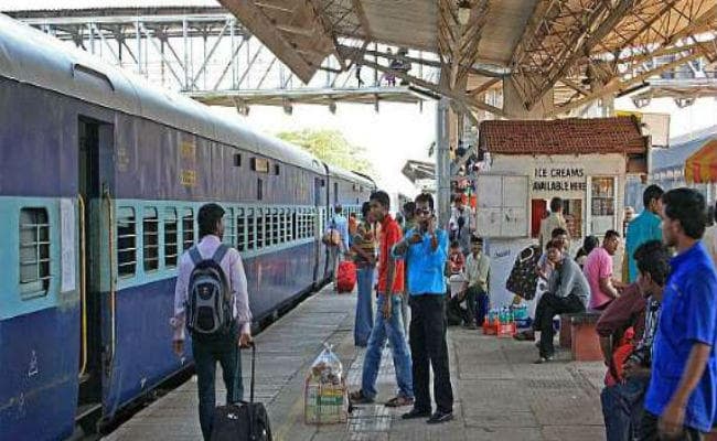 अब रेलवे स्टेशनों के शौचालयों में सस्ते दामों में मिलेंगे नैपकीन और कंडोम